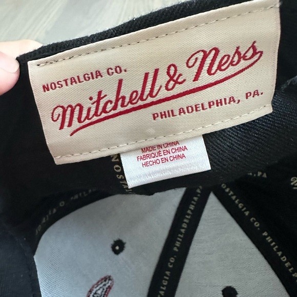 Mitchell & Ness Bulls Hat - Picture 2 of 3